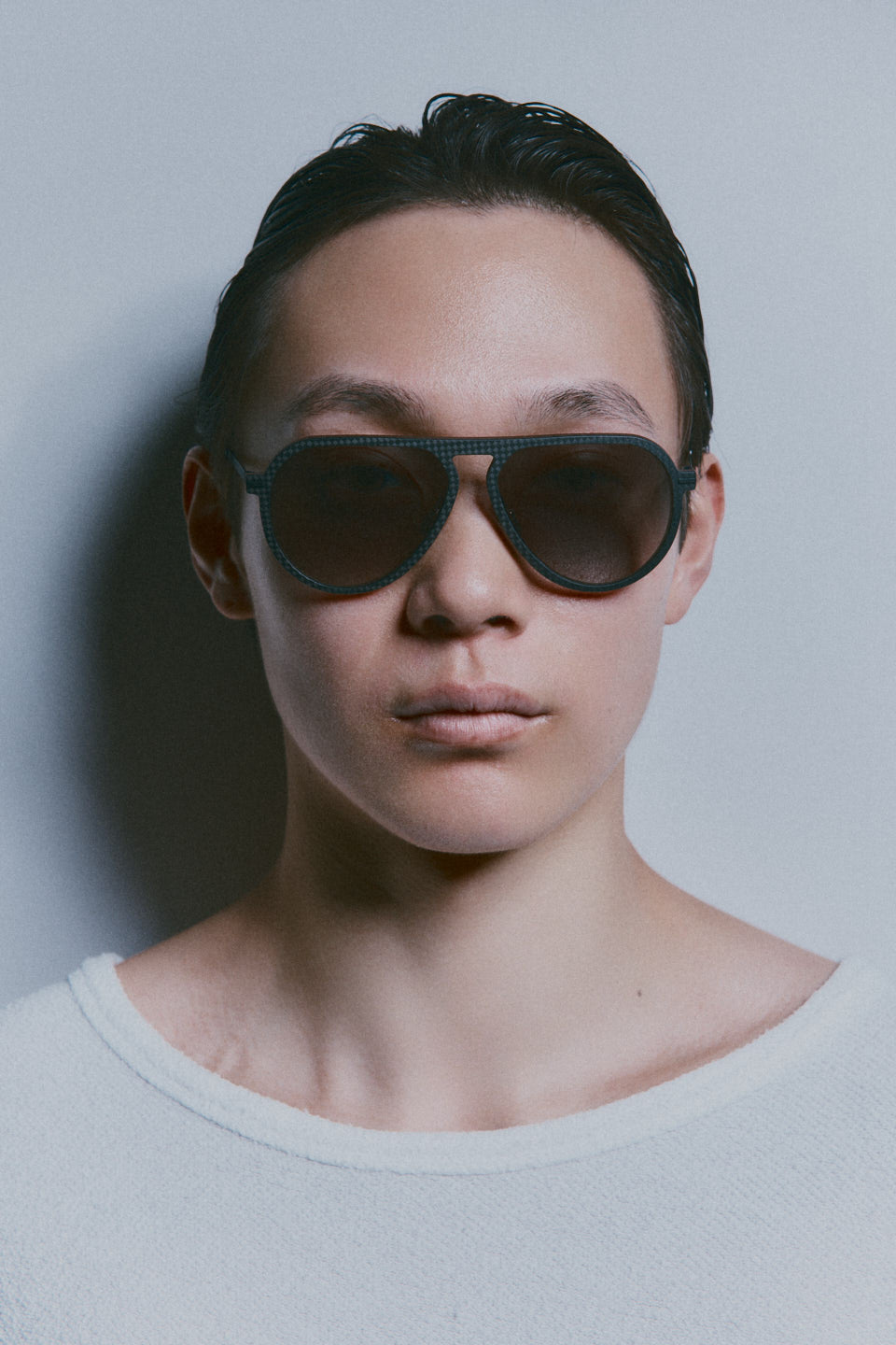Model wearing TRIBU Carbon 1.0 black carbon aviator sunglasses - Front view 