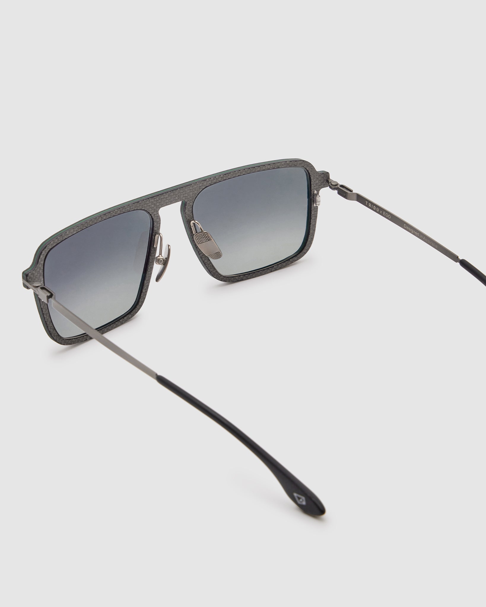 TRIBU Carbon 2.0 gun carbon fibre square aviator sunglasses – detailed view
