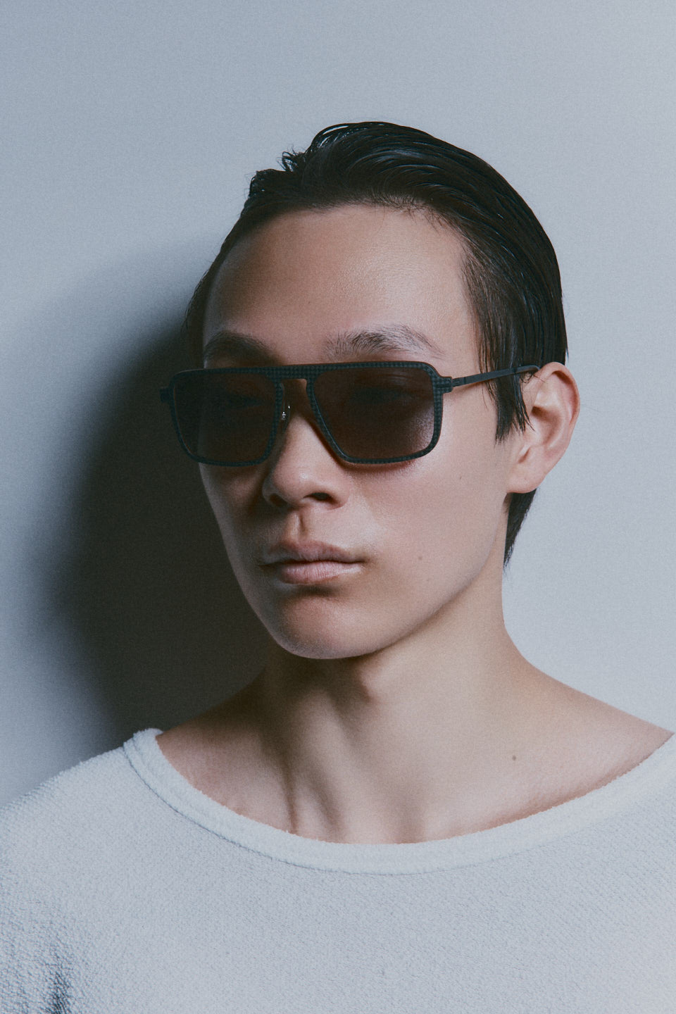Model wearing TRIBU Carbon 2.0 gun carbon fibre square aviator sunglasses - side view 