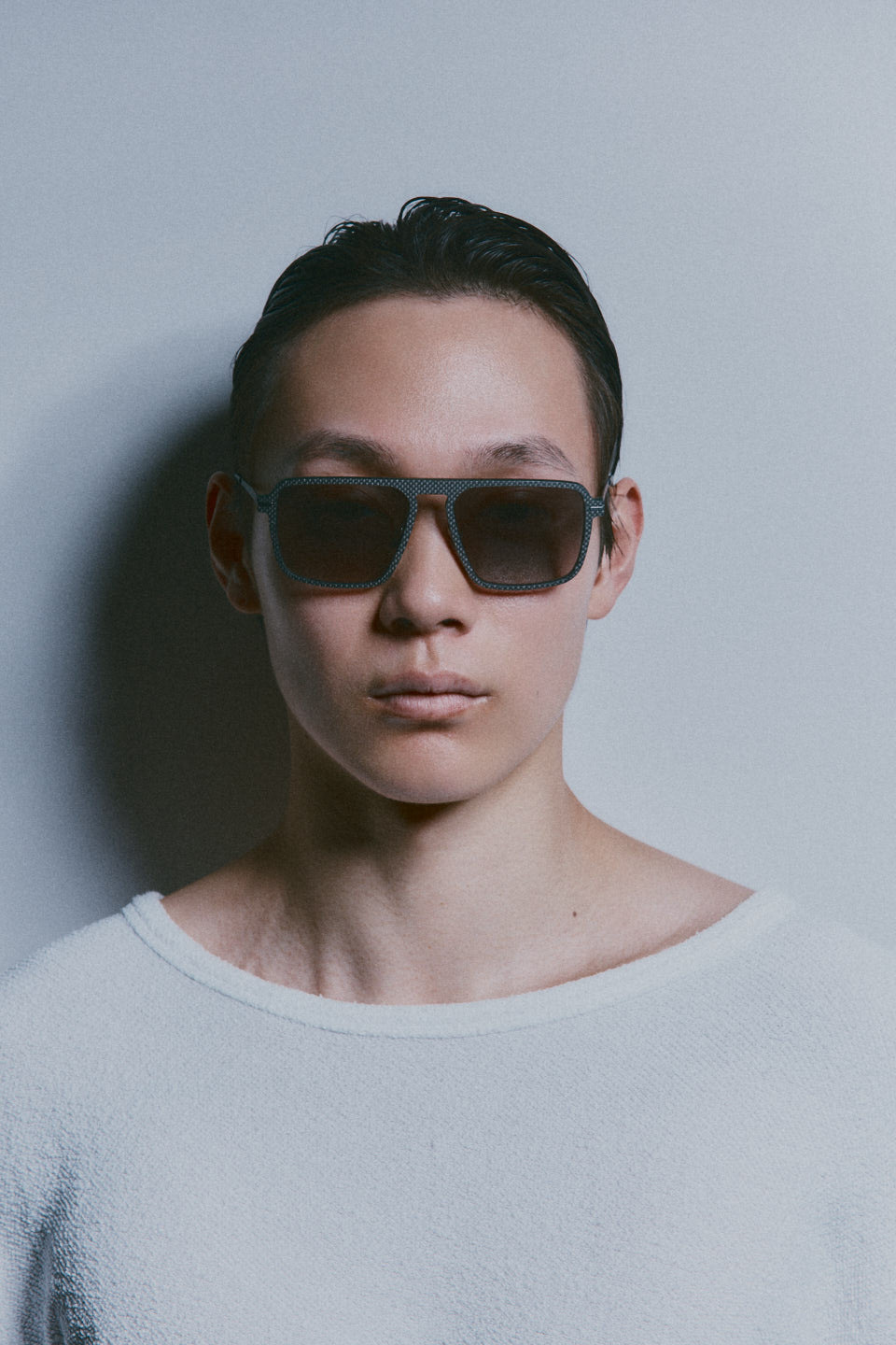 Model wearing TRIBU Carbon 2.0 gun carbon fibre square aviator sunglasses - Front view 