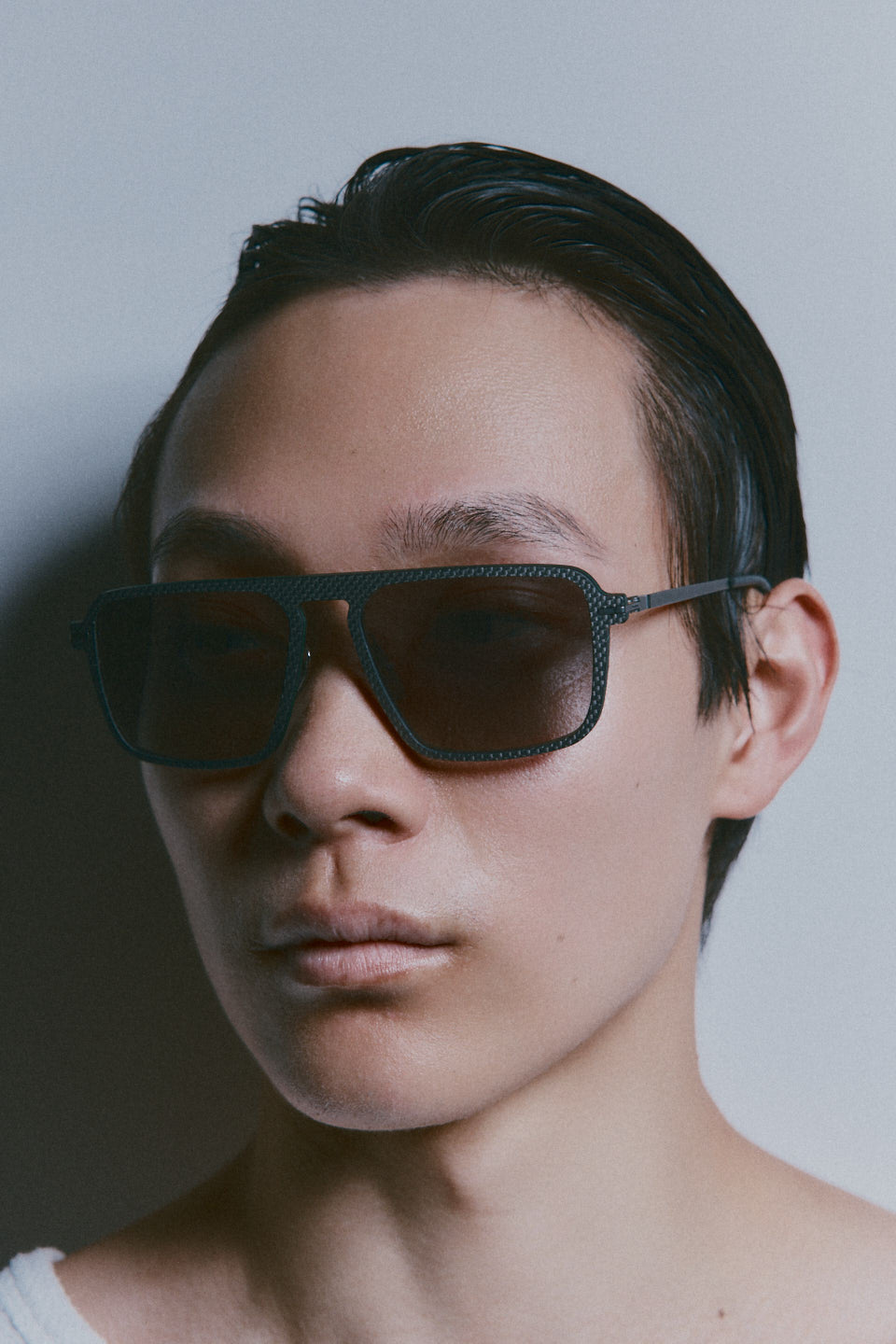 Model wearing TRIBU Carbon 2.0 gun carbon fibre square aviator sunglasses - side view 