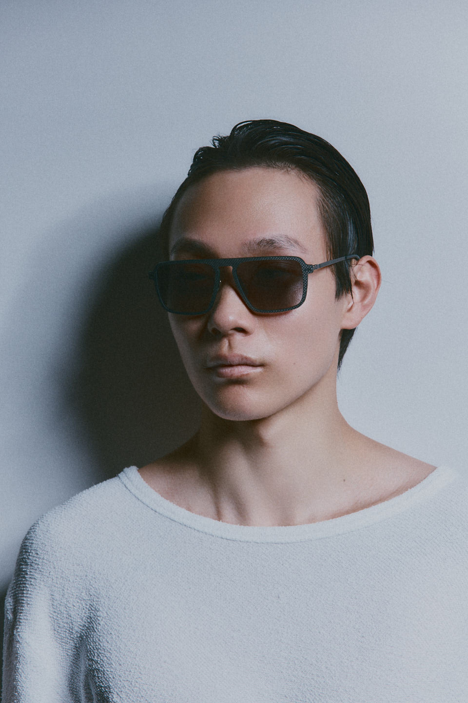 Model wearing TRIBU Carbon 2.0 gun carbon fibre square aviator sunglasses - side view 