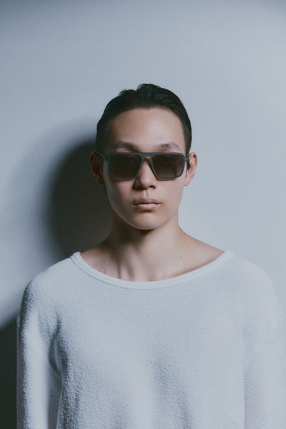 Model wearing TRIBU Carbon 2.0 gun carbon fibre square aviator sunglasses - Front view 
