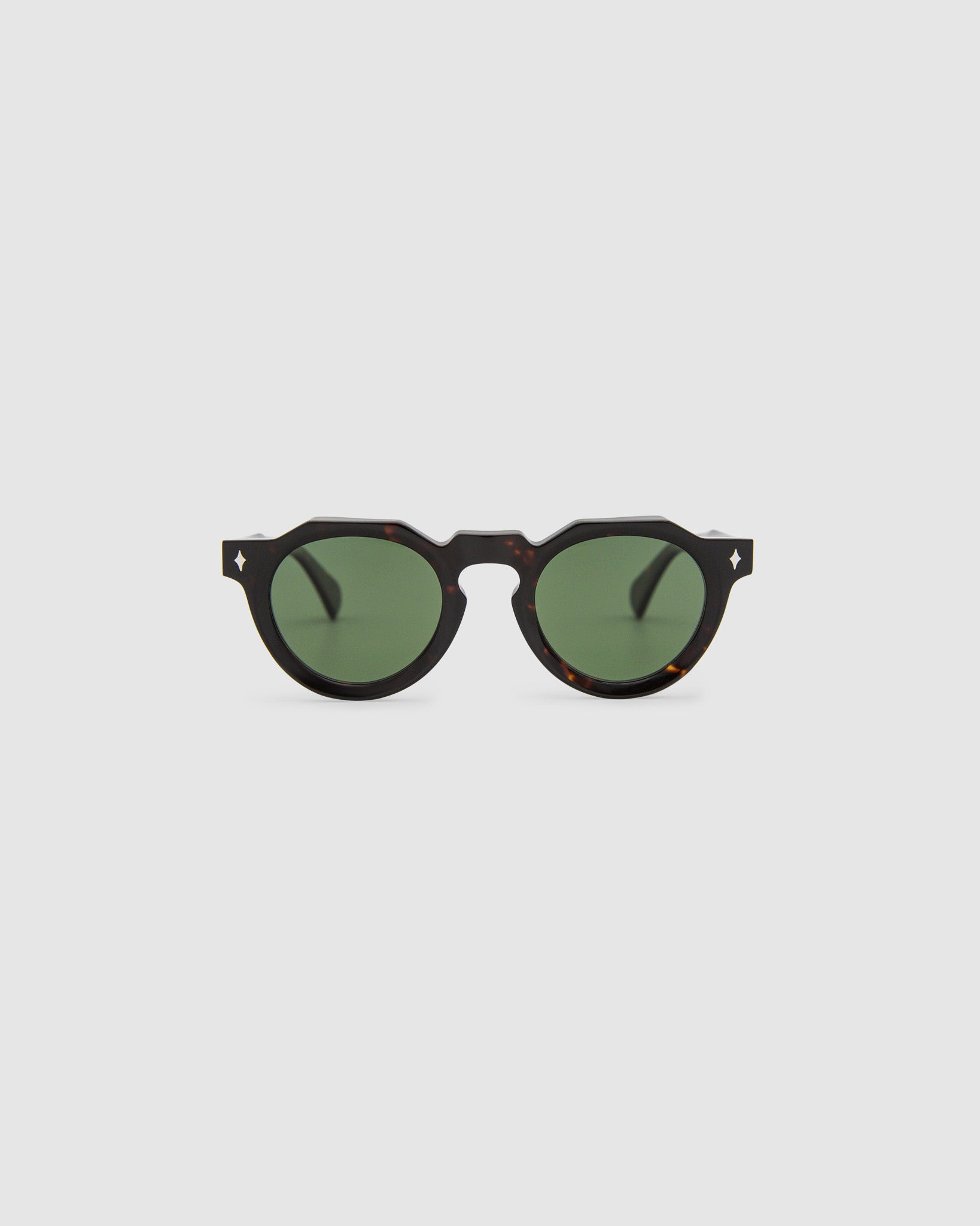 Brutal 2.0 Sunglasses by Tribu Eyewear — Green polarised lens in a round tort acetate frame, front view on grey background.