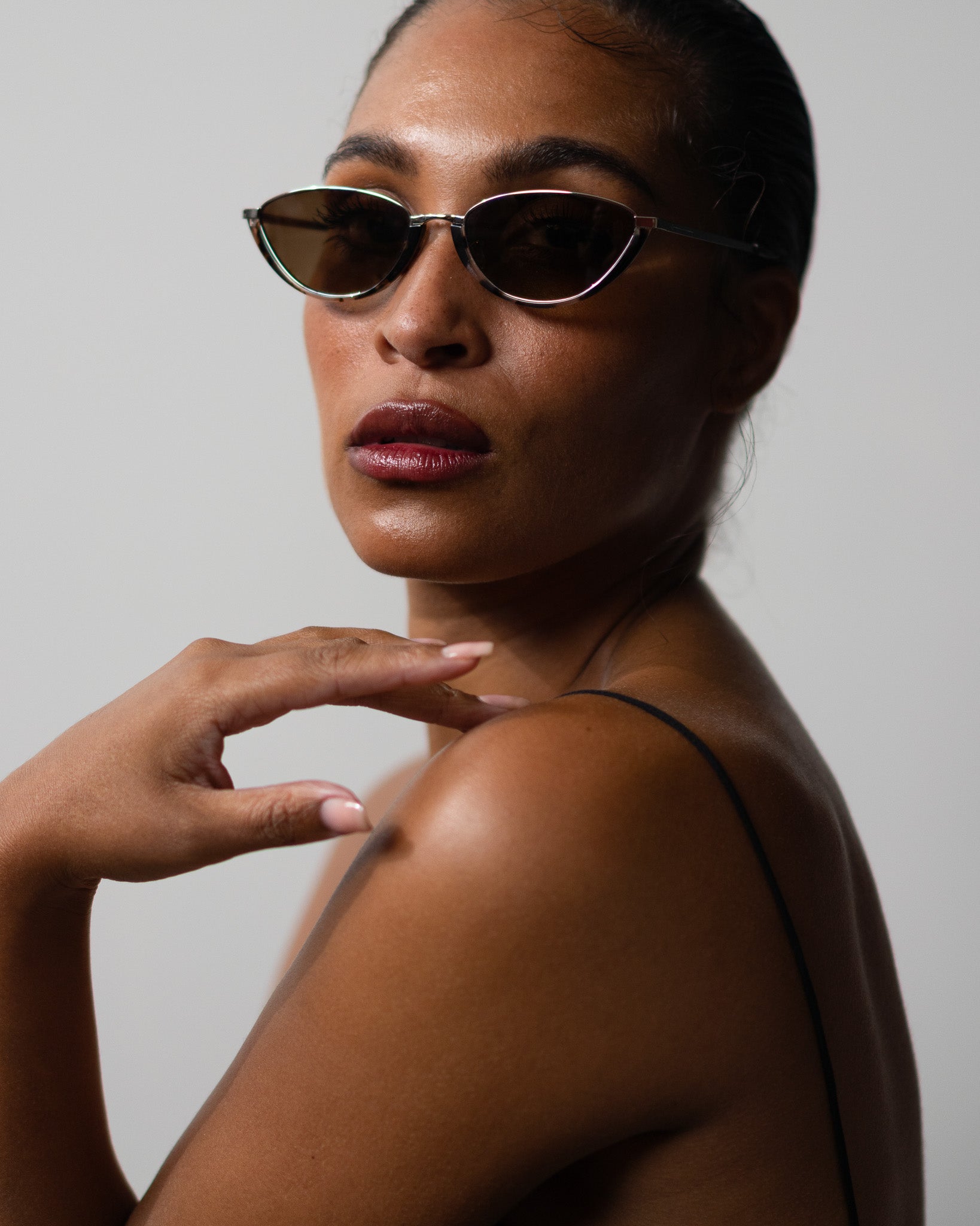 Model wearing TRIBU Nardi tort and silver cat-eye sunglasses.